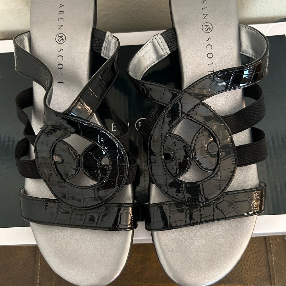 Karen Scott sandal 8M Black Patent